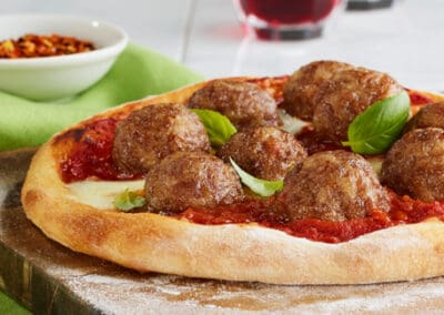 Pizza aux boulettes de saucisses italiennes