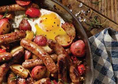 Pommes de terre, œufs et saucisses à déjeuner au poêlon